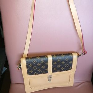 Shoulder bag 9x10x4 " brown tan leather 34 x 6/8"